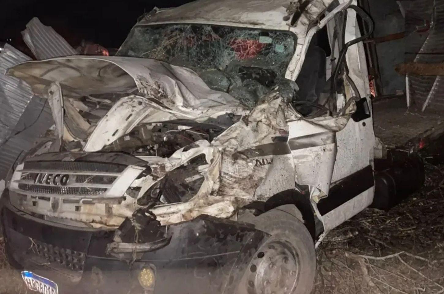 Caminhão capota na BA-120 e motorista sofre ferimentos leves