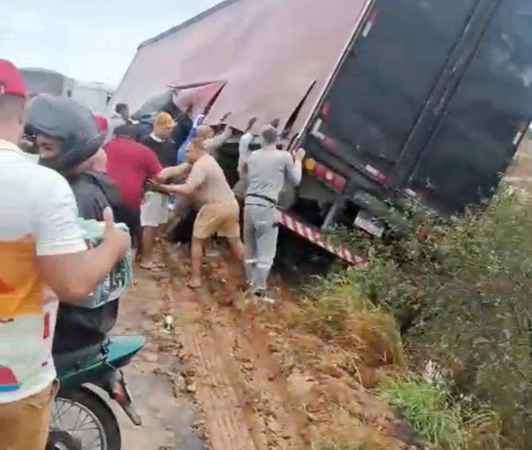 Caminhão com carga de cerveja é saqueado após sair da pista na BR-116 Norte