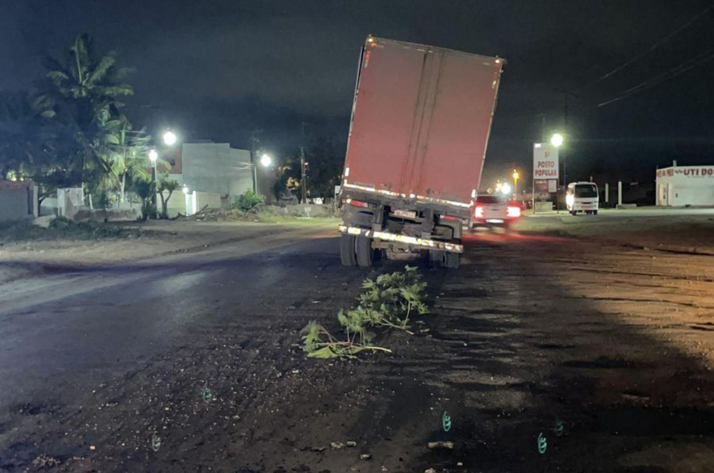 Carreta parada causa dois acidentes em sequência na BA-120 entre Coité e Retirolândia