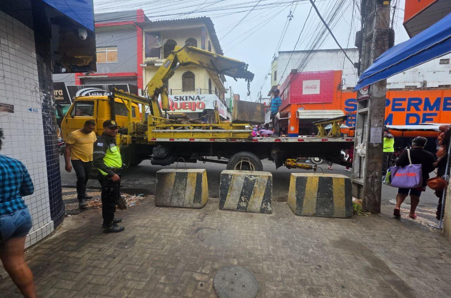 CGTT remove obstáculos no centro de Serrinha e reforça proibição de circulação de motos no local