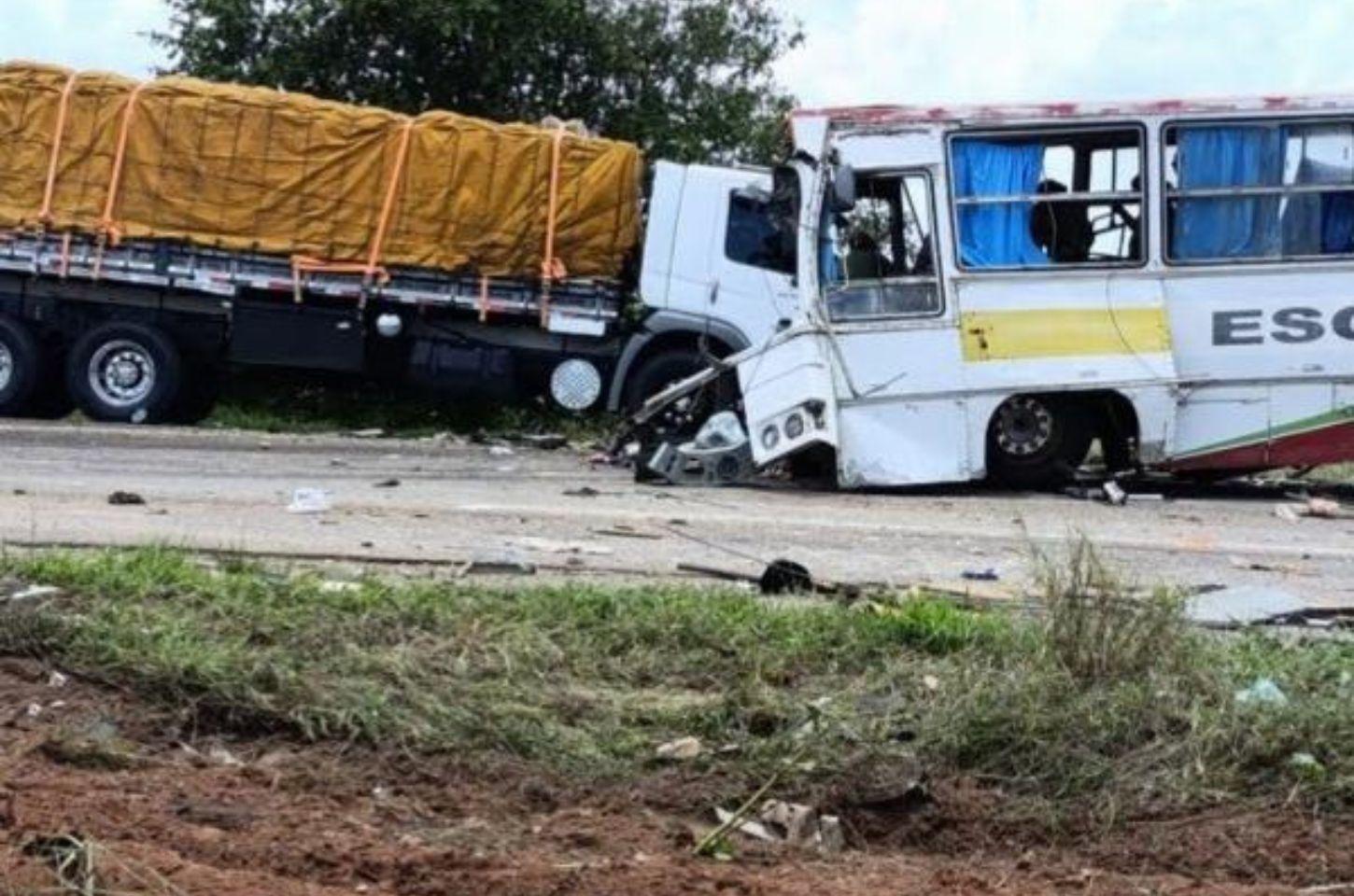 Colisão entre ônibus e carreta deixa duas pessoas mortas na BR-116 Norte