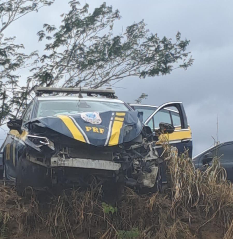 Atualização: viatura da PRF se envolve em acidente na BR-116 Norte entre Serrinha e Santa Bárbara