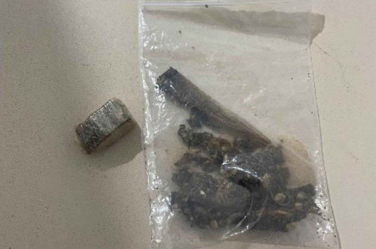 Jovem é conduzido à Delegacia por porte de drogas em Serrinha