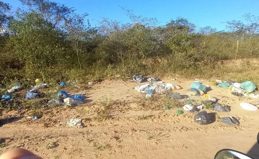 Moradores de povoado em Serrinha pedem limpeza em área com descarte irregular de lixo