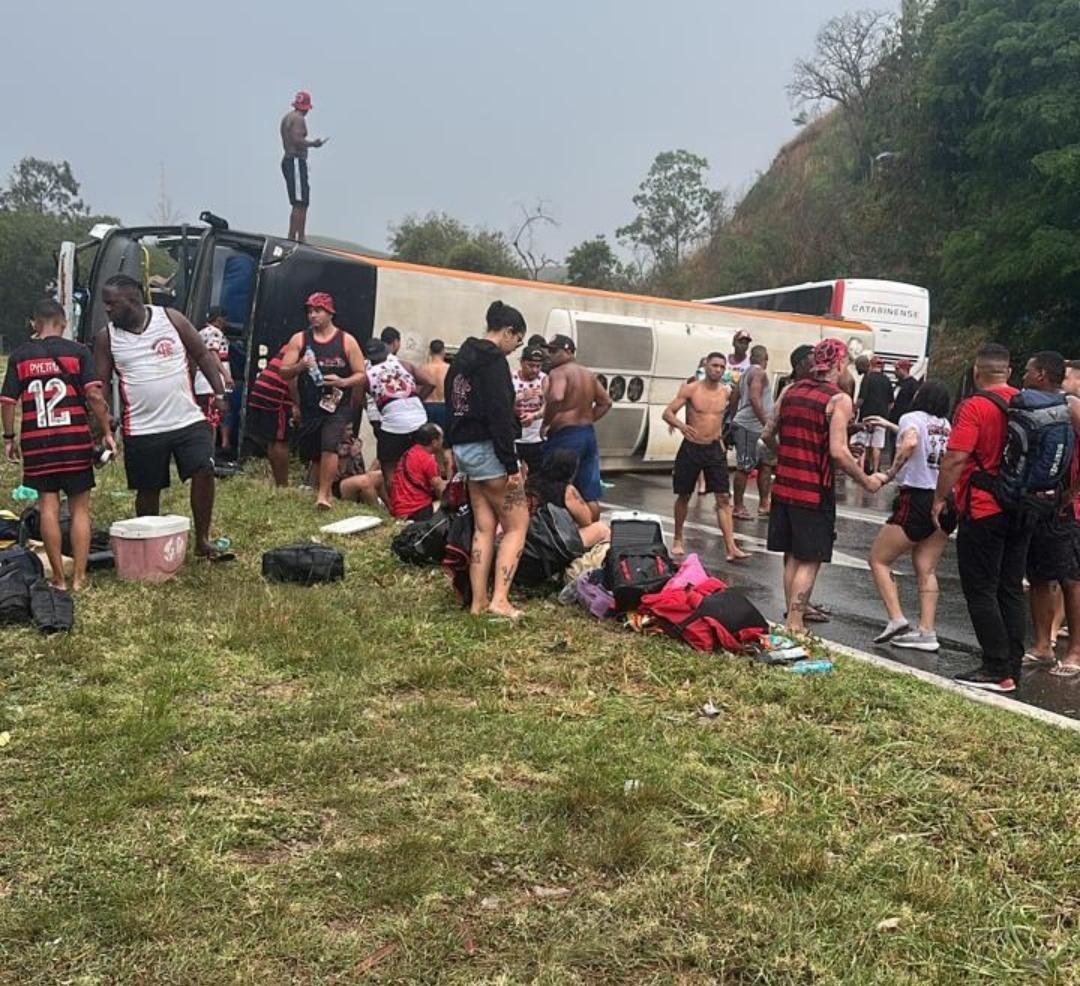 Ônibus com torcedores do Flamengo tomba na BR-116 e deixa feridos