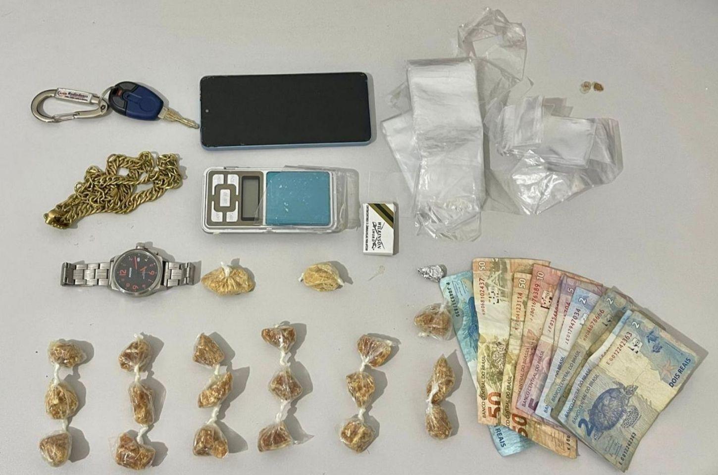 Operação apreende drogas e prende homem procurado pela Justiça em Conceição do Coité