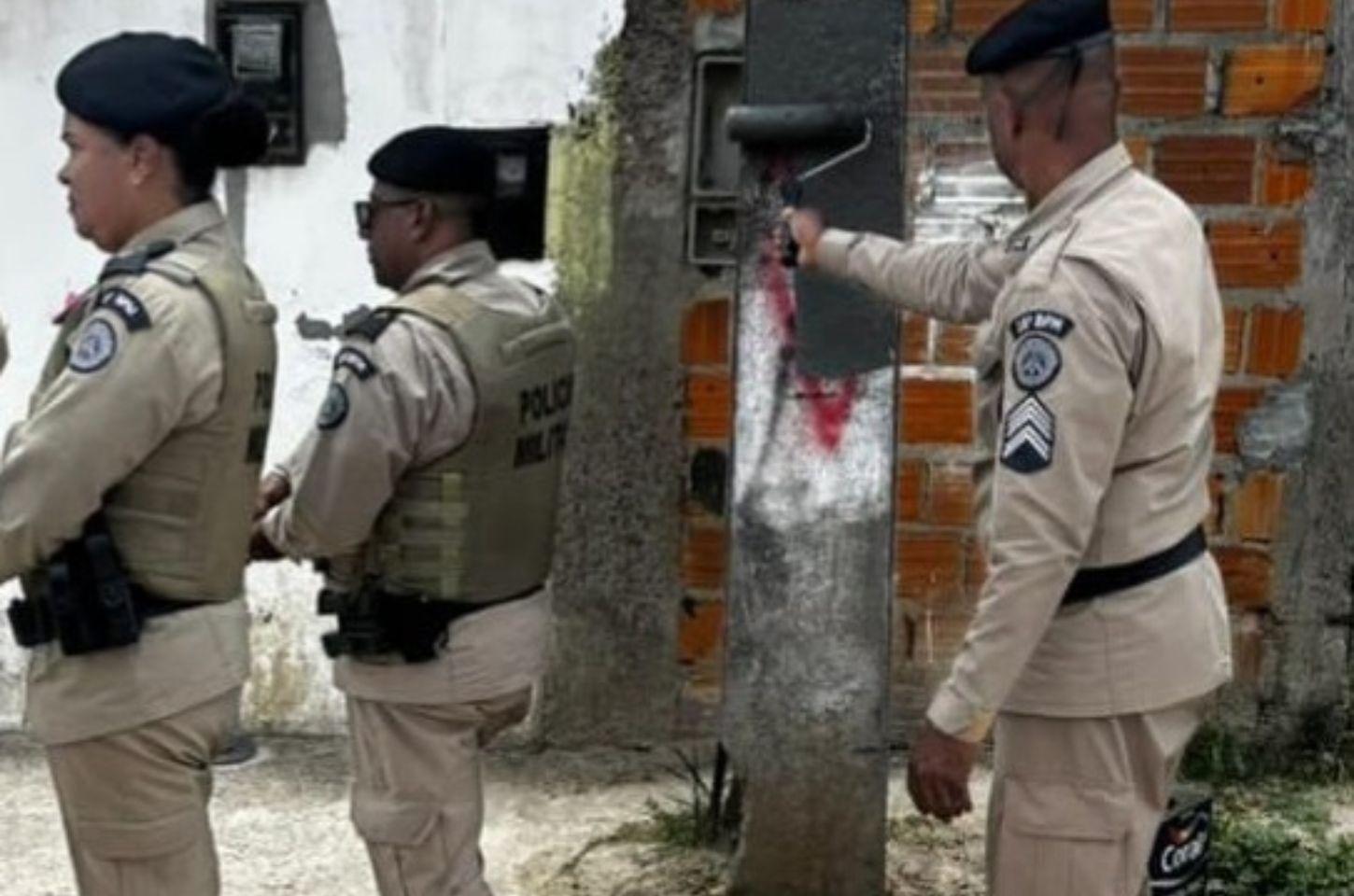 PM remove pichações de facções e reforça segurança em bairros de Serrinha