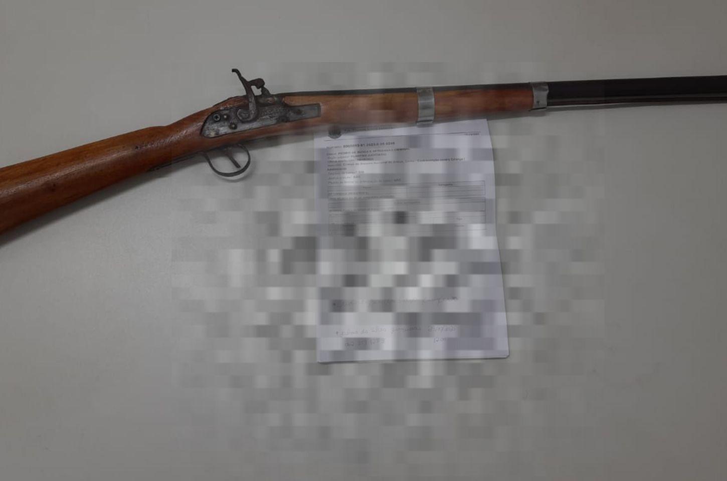 Polícia Civil cumpre mandado e apreende arma de fogo em Serrinha
