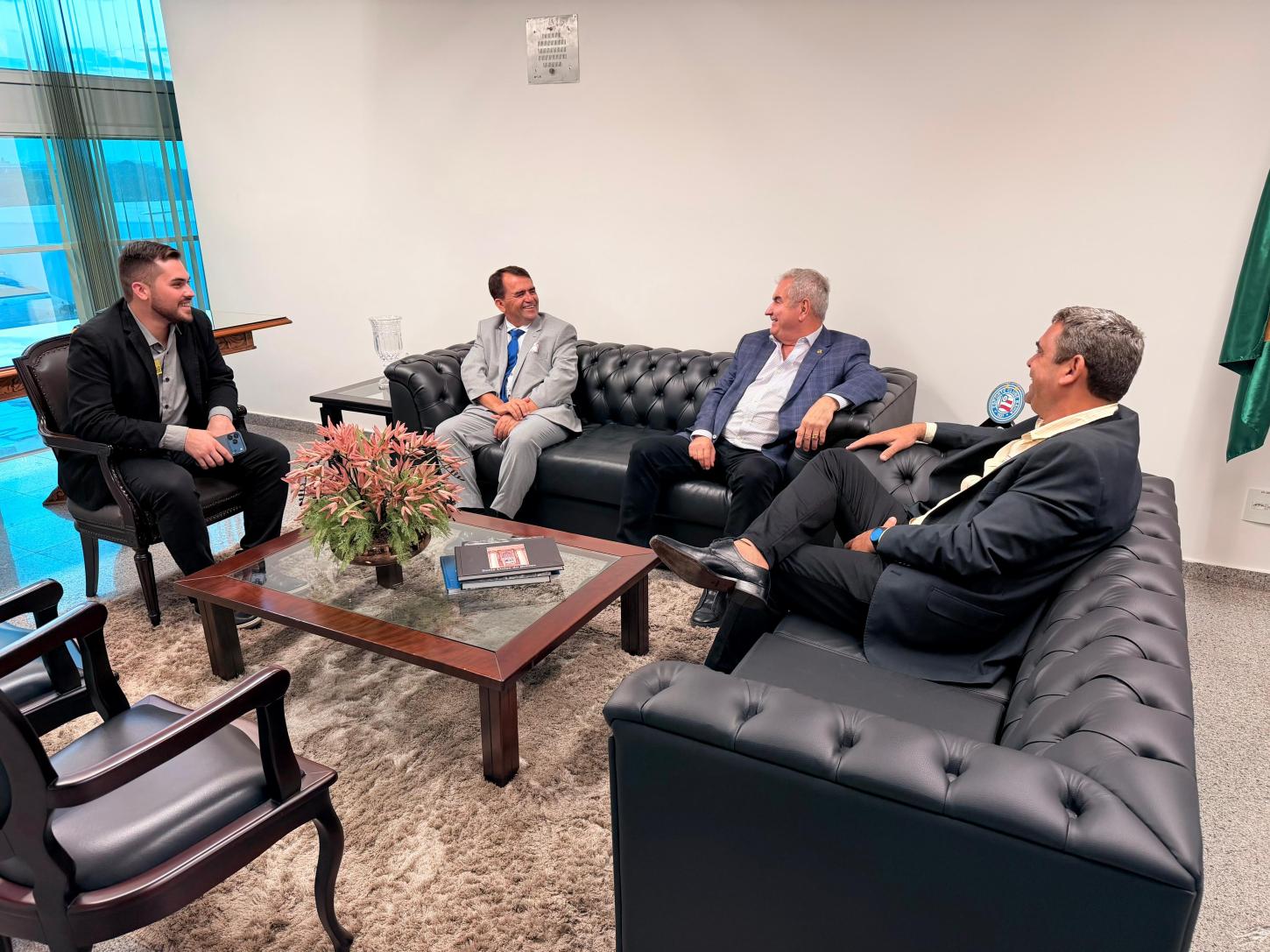 Prefeito de Barrocas assegura nova retroescavadeira em visita a Brasília