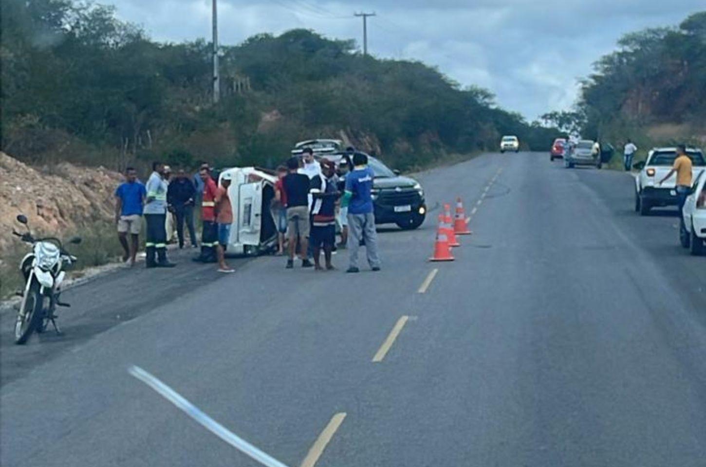 Veículo capota na BA-233 entre Serrinha e Biritinga