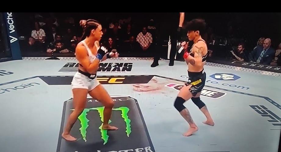 Virna Jandiroba faz grande luta, mas é superada por Mackenzie Dern na disputa pelo cinturão