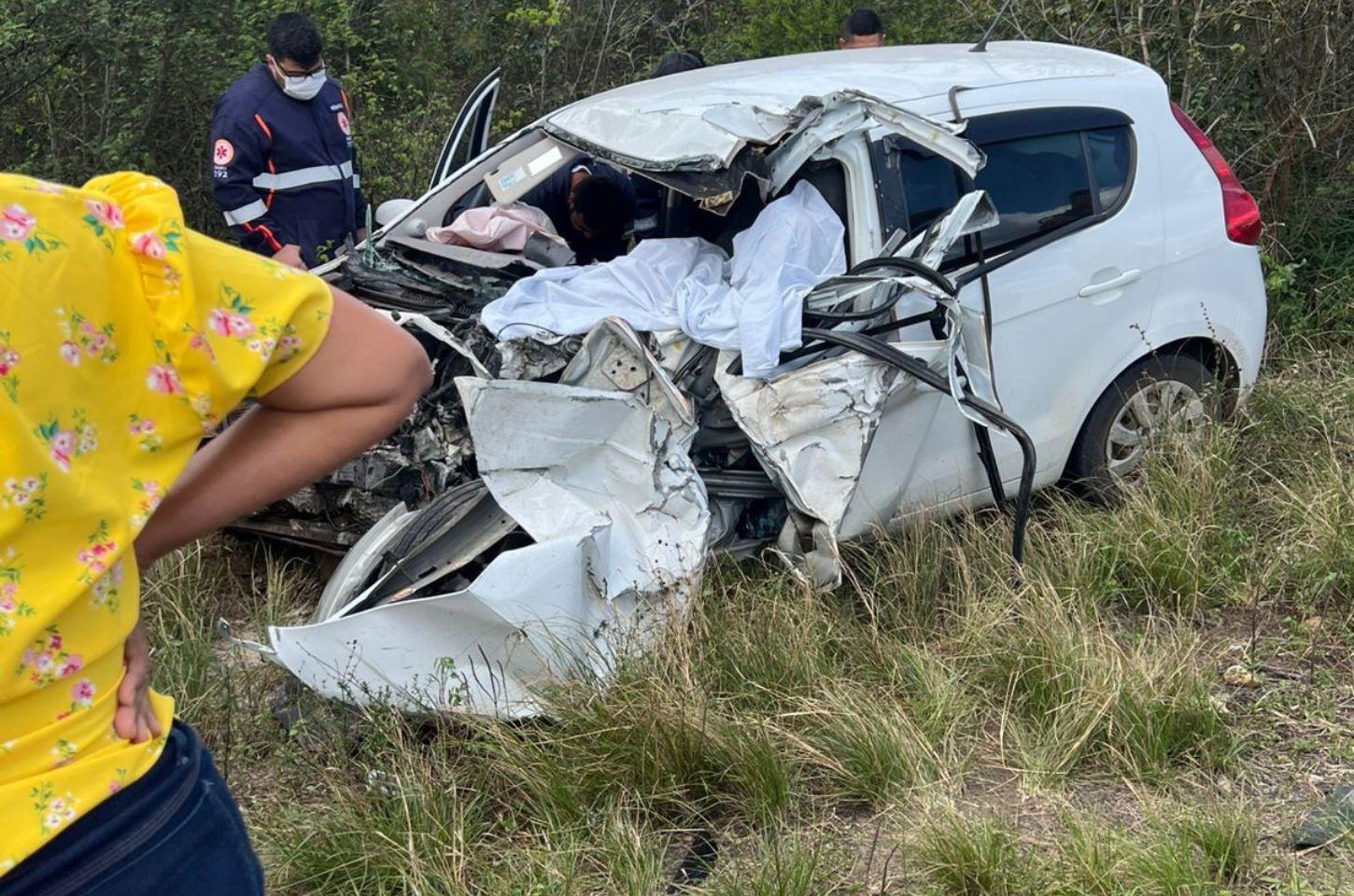Acidente entre carro e caminhão deixa um morto na BA-409 entre Serrinha e Coité