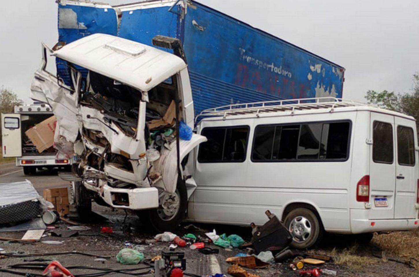 Acidente na BR-116 provoca morte de motorista de van e deixa passageiros feridos