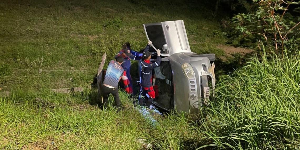 Capotamento é registrado na BA-409 e deixa homem desorientado