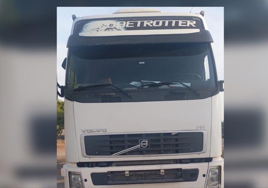 Carreta roubada em Serrinha é recuperada pela PM em Canudos