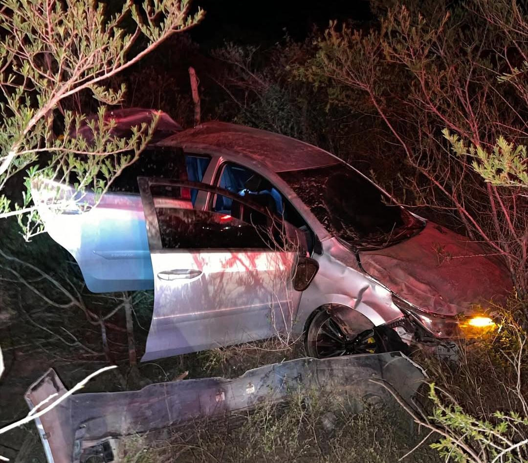 Carro capota na BA-411 e duas pessoas ficam feridas
