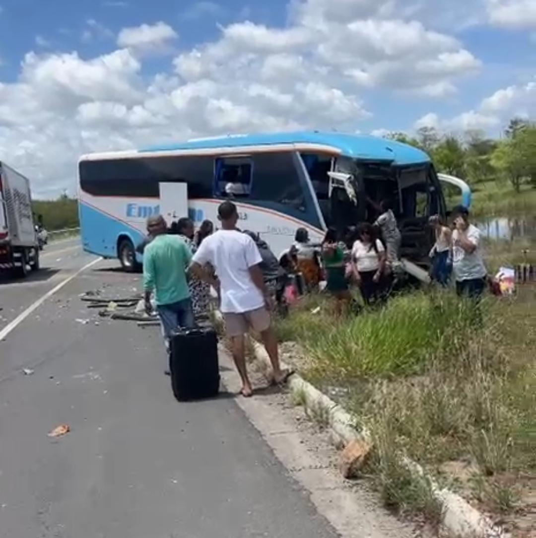 Colisão entre caminhão e ônibus deixa dois mortos e feridos na BR-324 próxima ao Posto Trevo