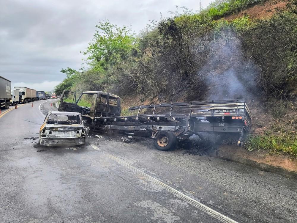 Colisão entre carro e caminhão provoca incêndio na BR-116 em trecho na Bahia 