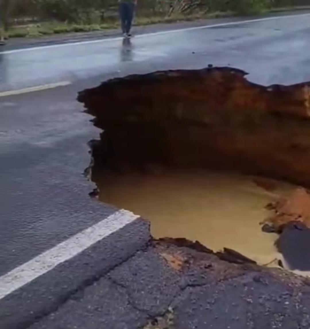 Cratera se abre em trecho da BR-116 Norte e interdita rodovia