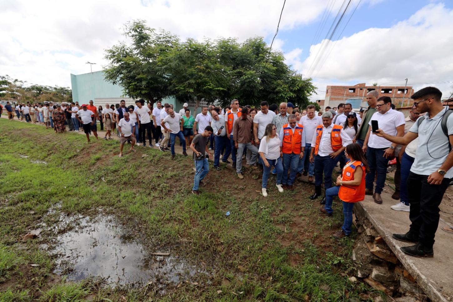 Governador visita Araci e intensifica assistência estadual após chuvas intensas
