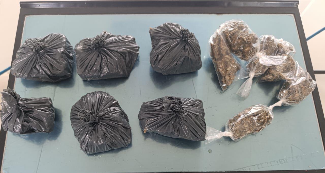 Homem é conduzido à delegacia por porte de drogas e suspeito de tráfico em Serrinha