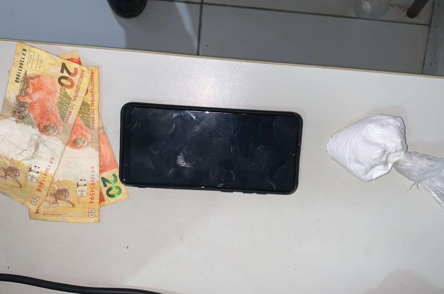 Homem é detido sob suspeita de comercializar drogas na praça Morena Bela