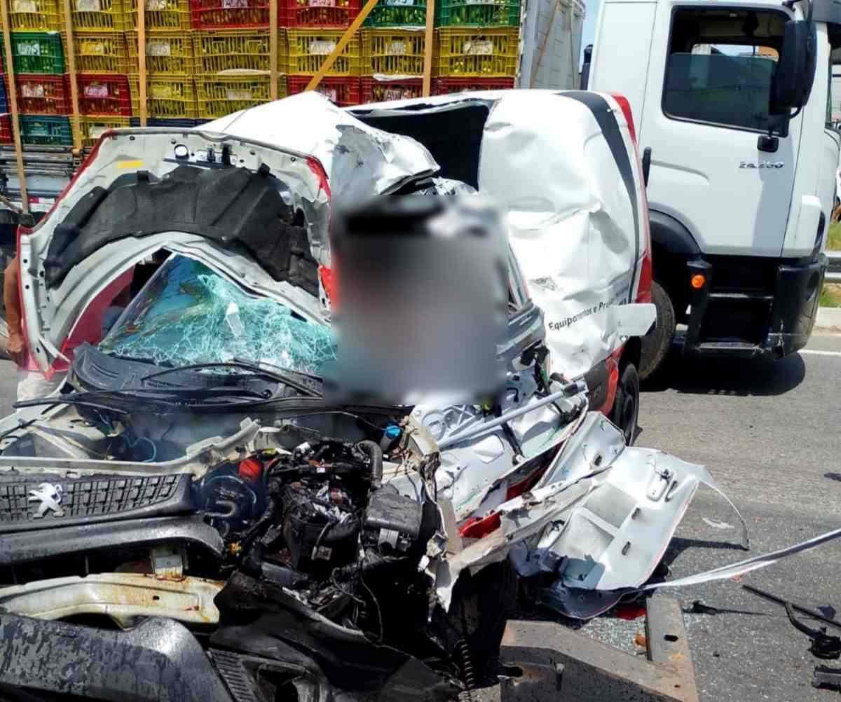 Homem morre após colisão entre carro e carreta na BR-116 Norte em Santa Bárbara
