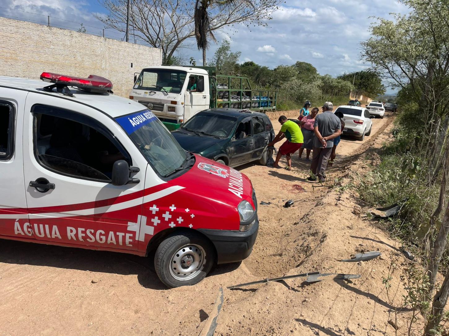 Idoso fica ferido após carro capotar na BA-411 em Conceição do Coité