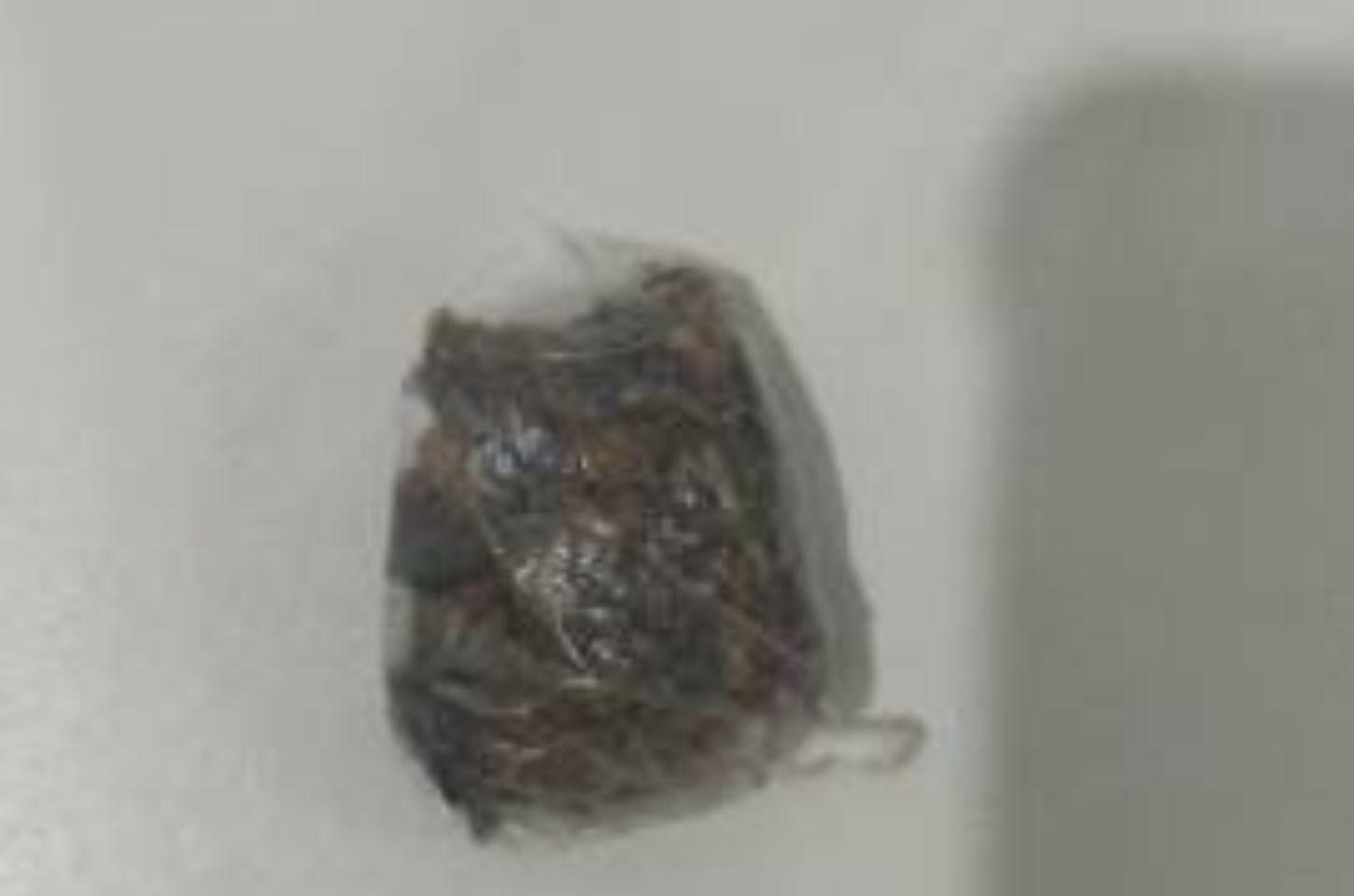 Jovem é conduzido por porte de droga no Centro de Serrinha