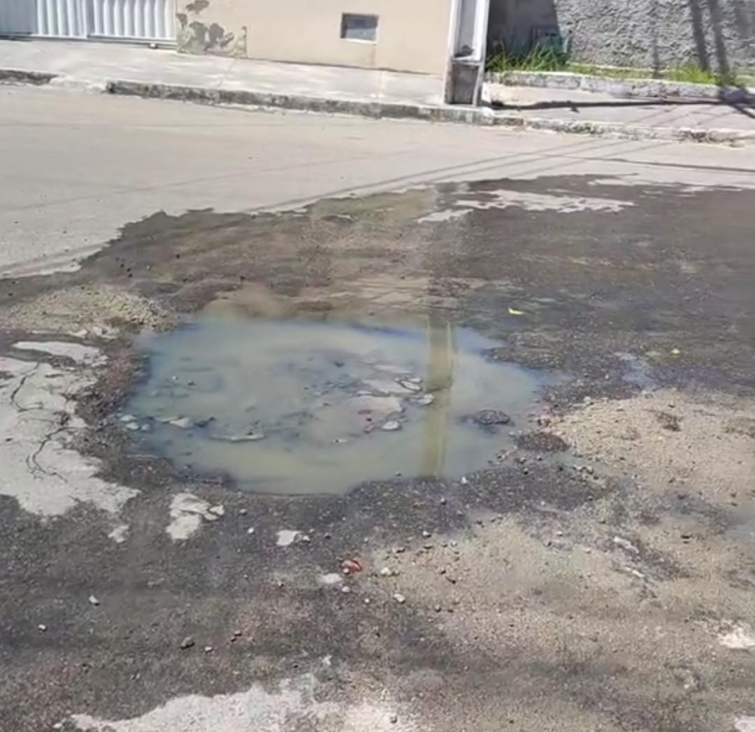Morador denuncia esgoto vazando há dias próximo a BR-116 Norte em Teofilândia