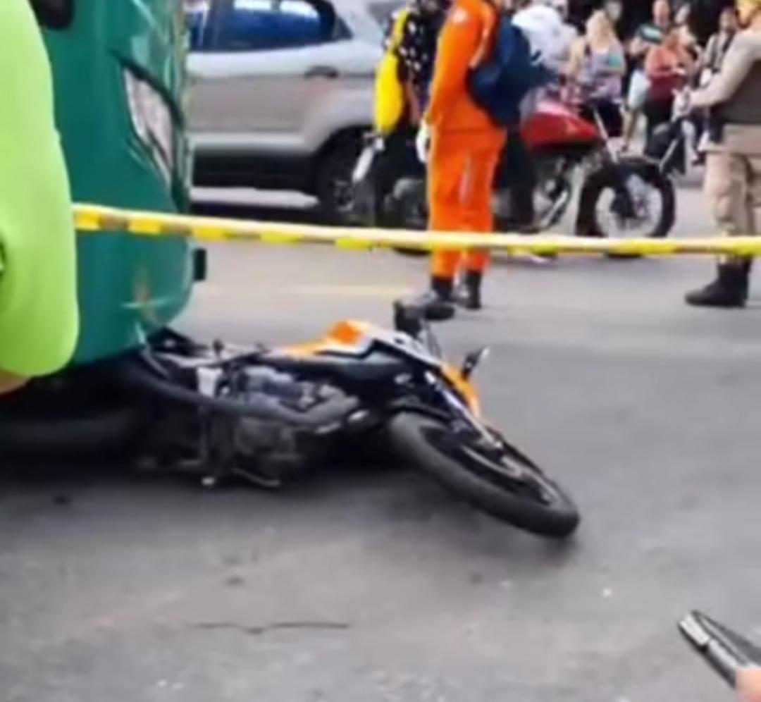 Motociclista falece após colidir em carro e parar embaixo de ônibus