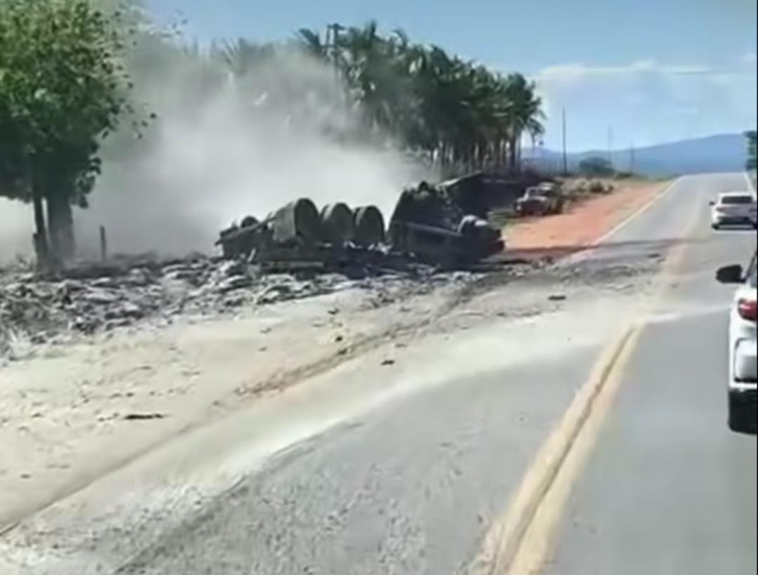 Motorista flagra acidente envolvendo caminhão carregado com cimento na Bahia