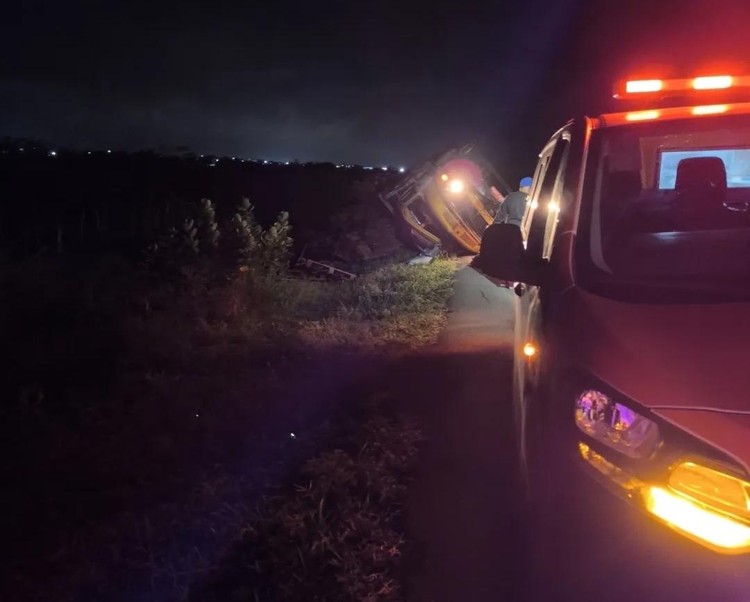 Motorista teme saque e recusa atendimento após acidente com caminhão na BR-324 em Riachão