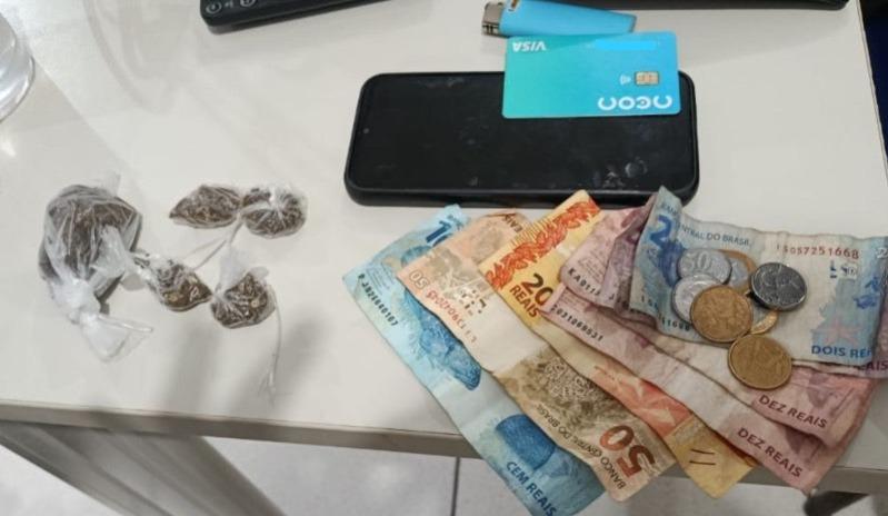 Mulher é detida após ser flagrada portando drogas em Serrinha
