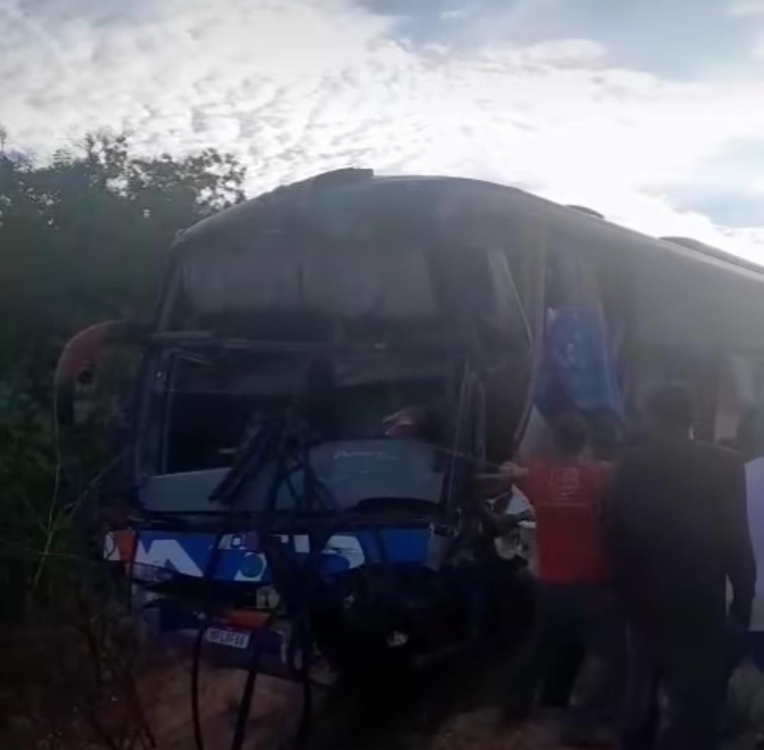 Ônibus que saiu de Cipó com destino a Santa Catarina se envolve em grave acidente