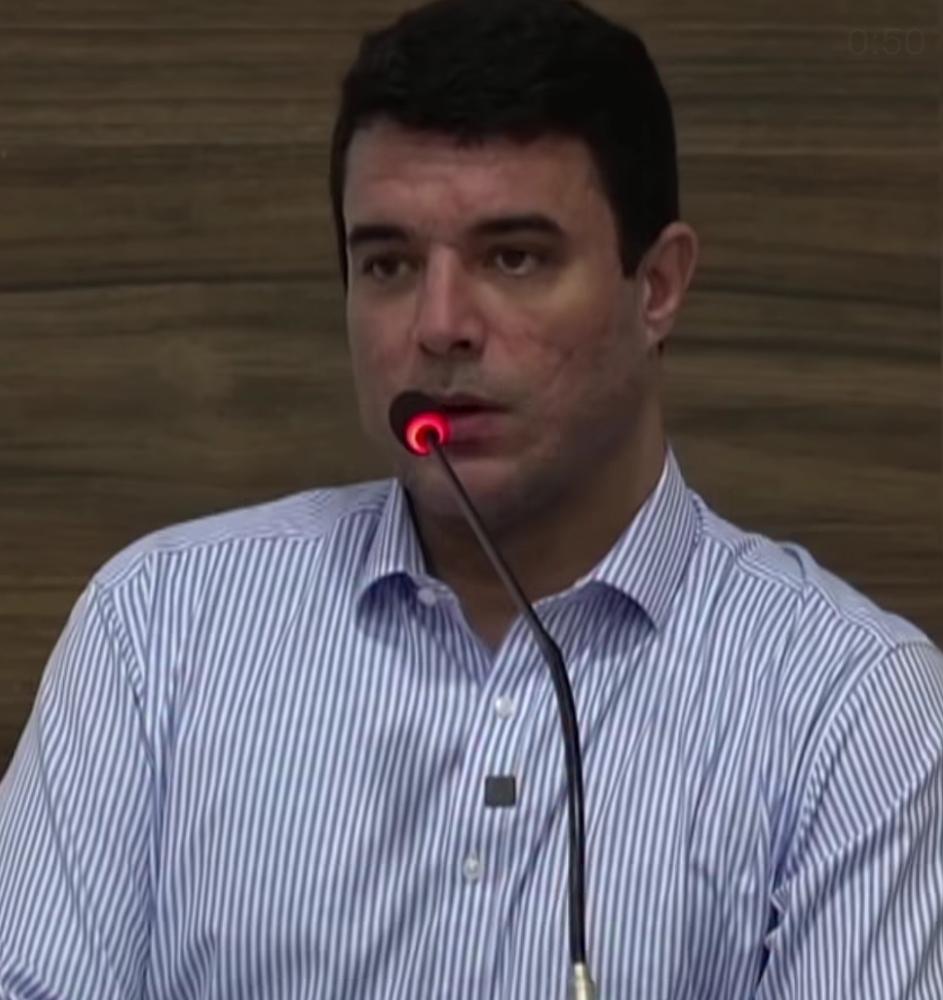 Prefeito de Serrinha anuncia rompimento político com aliados após foto polêmica