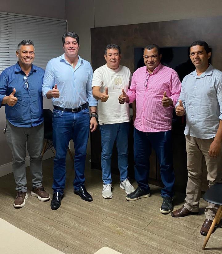 Pularam? Ex-vereadores ligados ao grupo de Cyro aparecem ao lado de lideranças do PSD