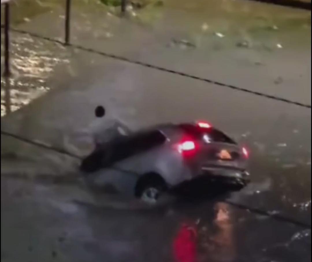 Temporal engole carro em canal de drenagem na Bahia; condutor sobrevive ao arrastamento