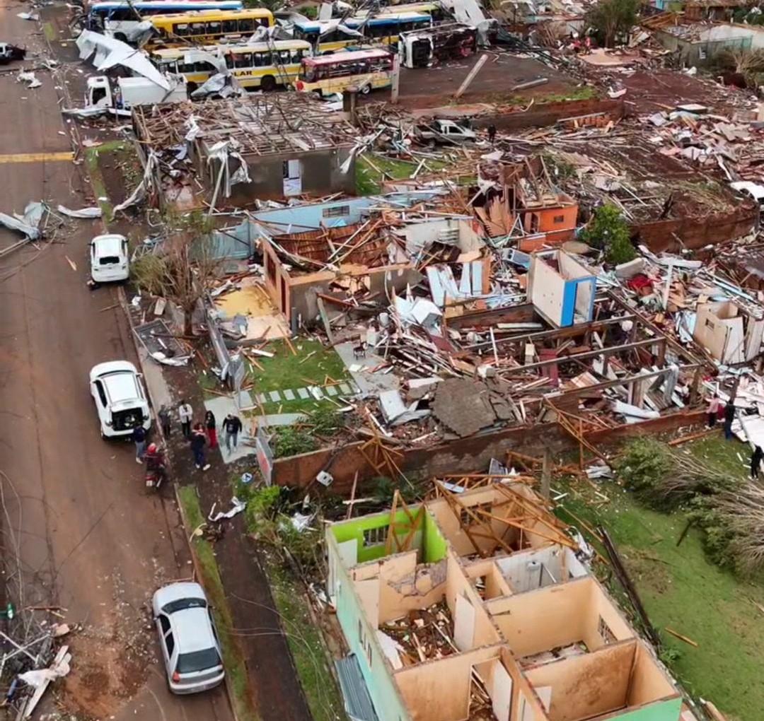 Tornado com ventos de 250 km/h destrói cidade no Paraná e deixa seis mortos