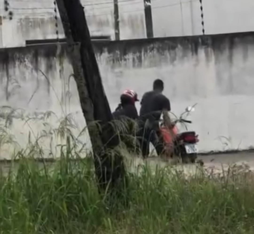 Veja o vídeo: homem é flagrado ajudando mulher em meio a alagamento em Serrinha