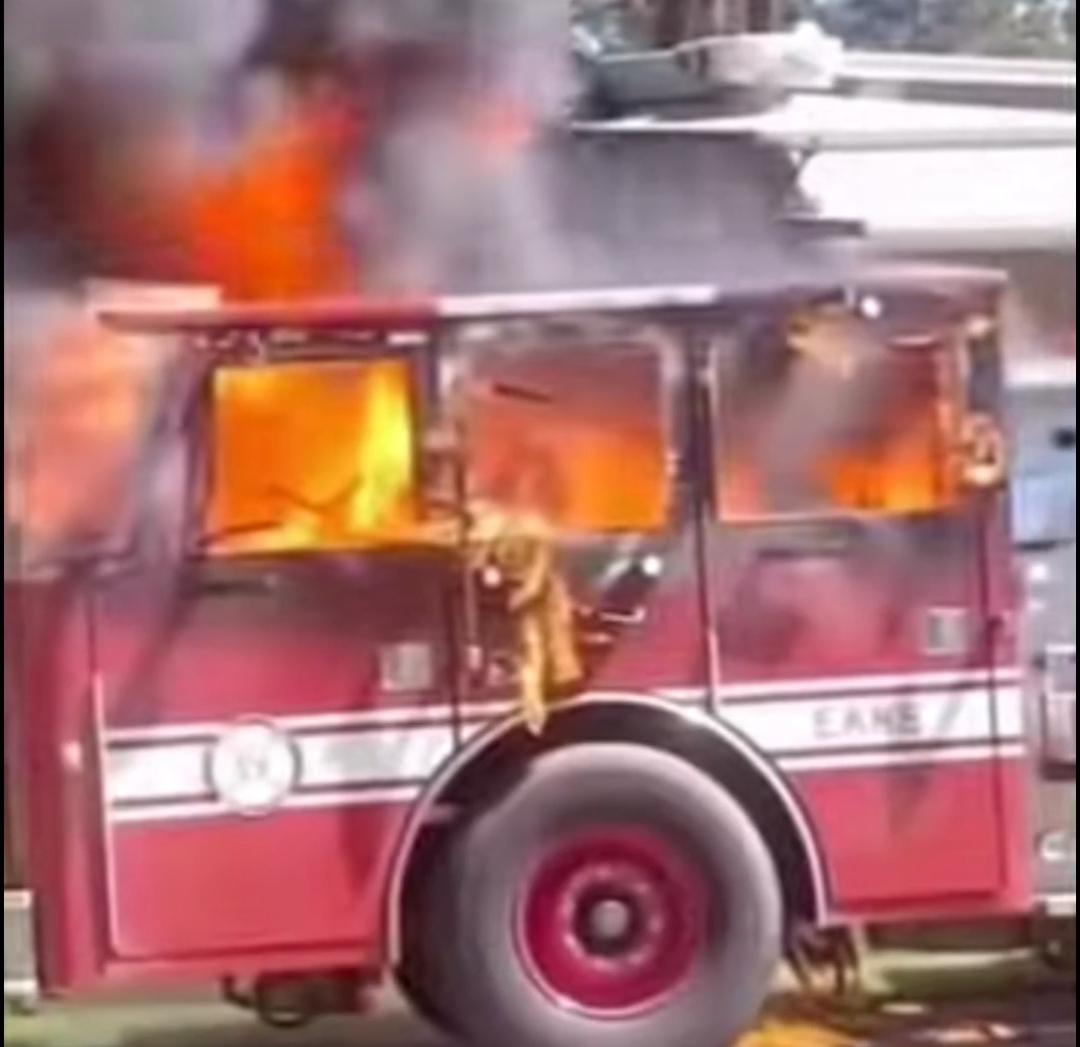 Viatura do Corpo de Bombeiros é destruída por incêndio enquanto era levada para descarte 