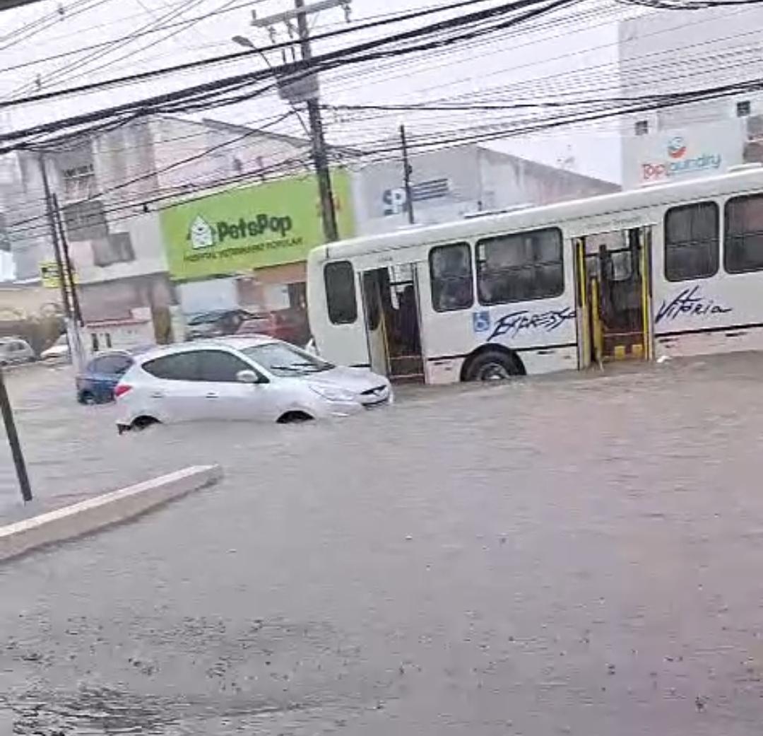Vídeo: chuvas provocam alagamentos e congestionamentos em Lauro de Freitas
