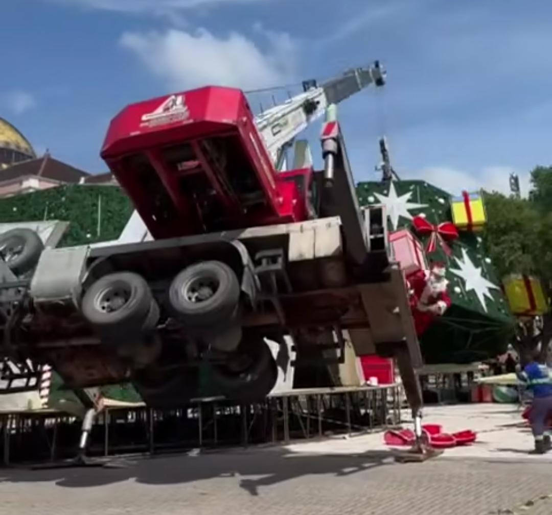 Vídeo: Queda de guindaste durante montagem de árvore de Natal resulta em um óbito