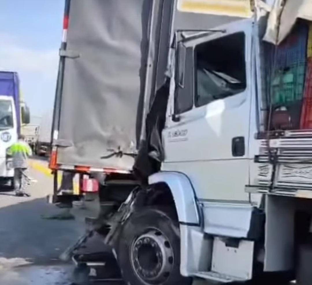 Caminhão se envolve em colisão na BR-116 Norte; tráfego fica lento no local