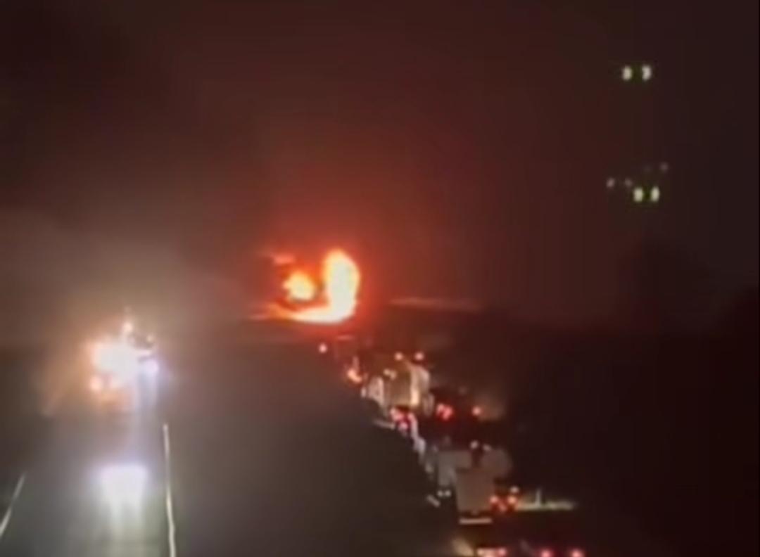 Caminhão-tanque pega fogo entre Salvador e Feira de Santana