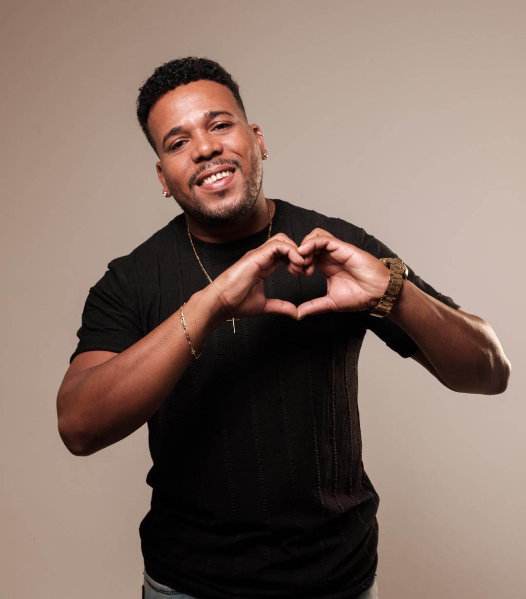Cantor Felipe Love comenta trajetória marcada por desafios, fé e a força da música