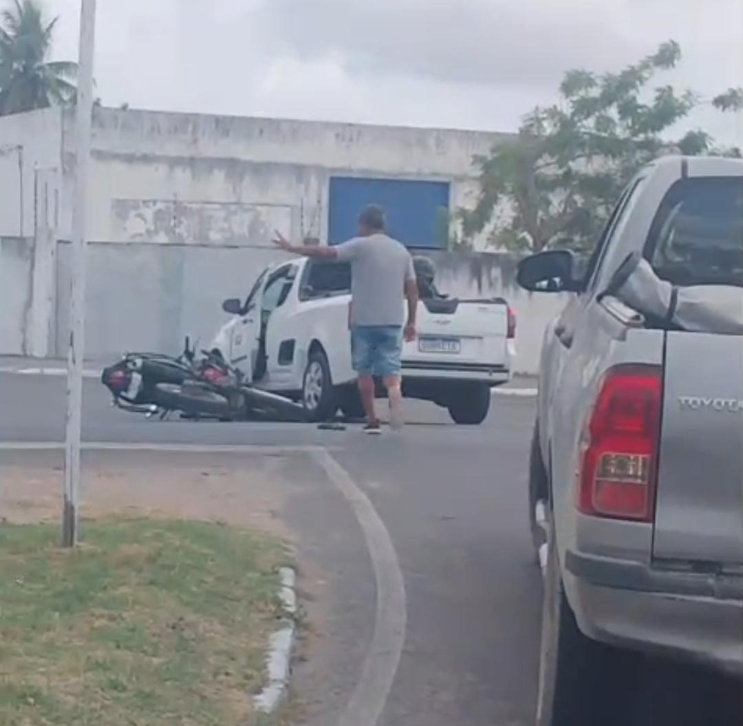 Carro e motocicleta se envolvem em colisão na rotatória da Urbis em Serrinha