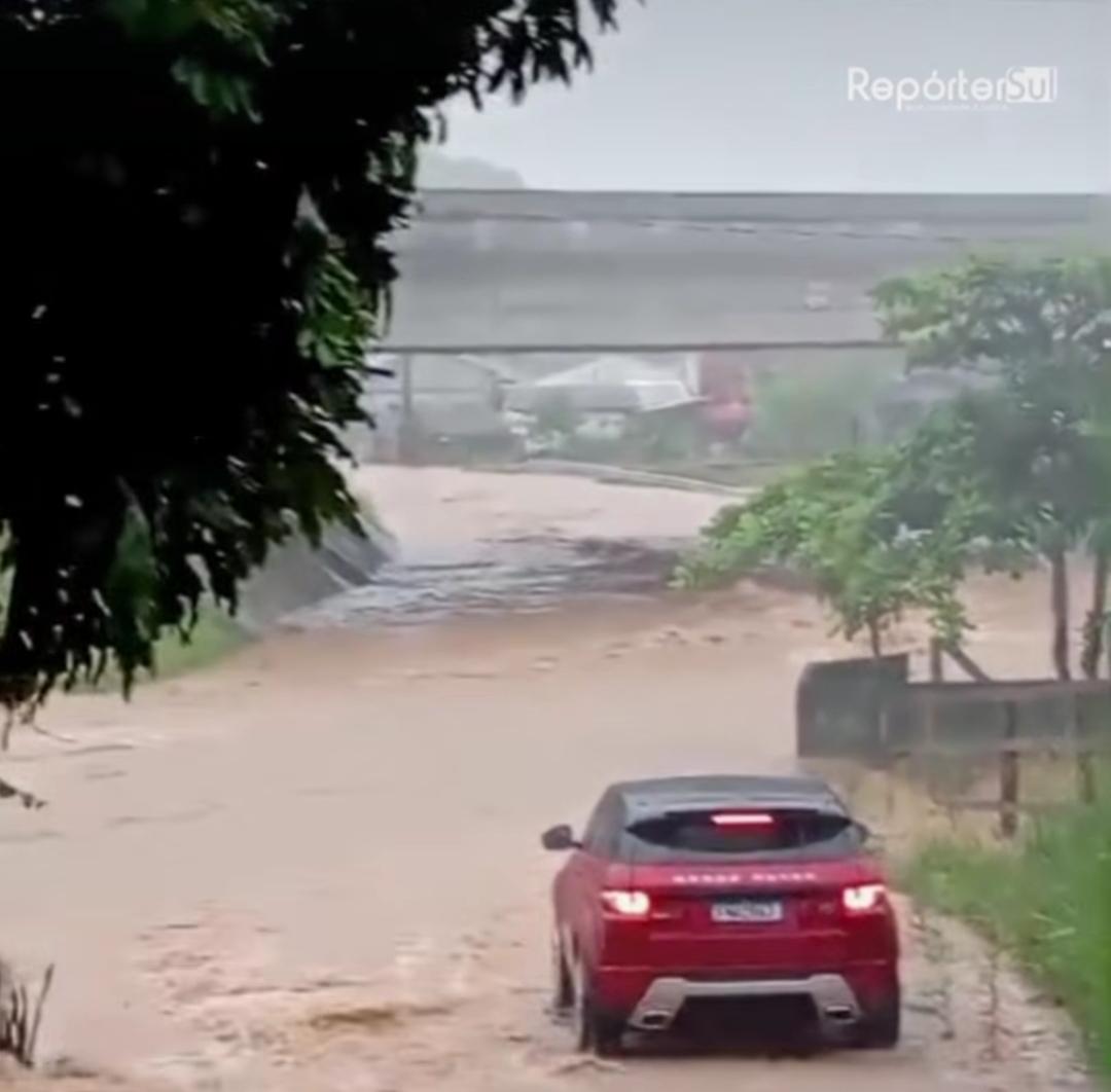 Casal e bebê morrem afogados após veículo ser levado por correnteza em forte chuva
