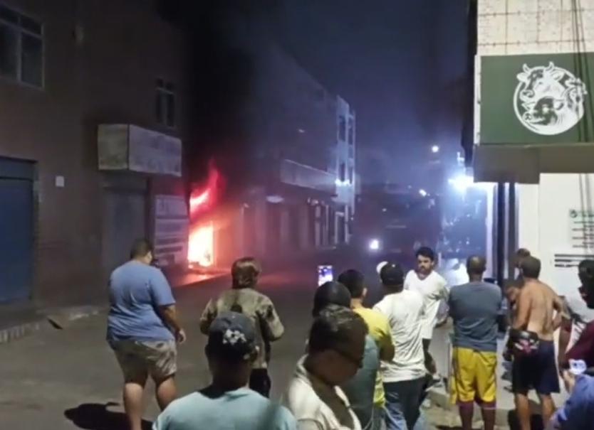 Incêndio atinge estabelecimento comercial no centro de Serrinha