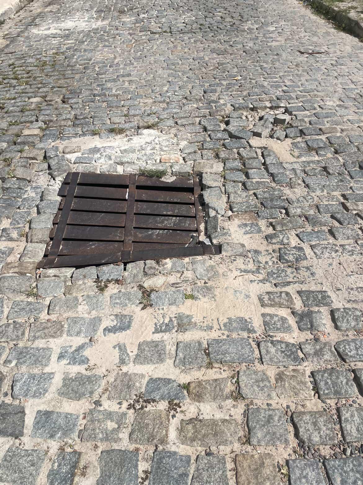 Moradora de bairro em Serrinha denúncia pedras soltas na rua após obra da Embasa; Empresa nega intervenções